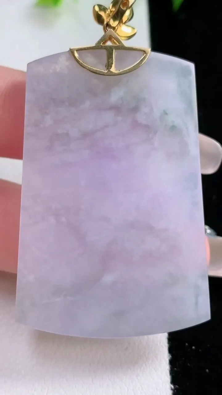 天然A货翡翠种紫罗兰无事牌吊坠，尺寸49.4-32.5-4，重量:20.35g
2月1日