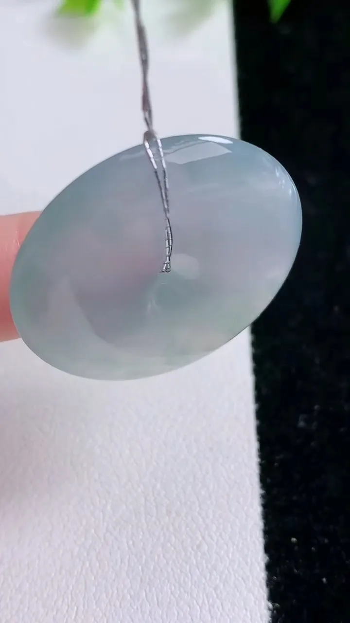 天然A货翡翠冰种飘花平安扣吊坠，尺寸31-5，重量:10.53g
2月1日