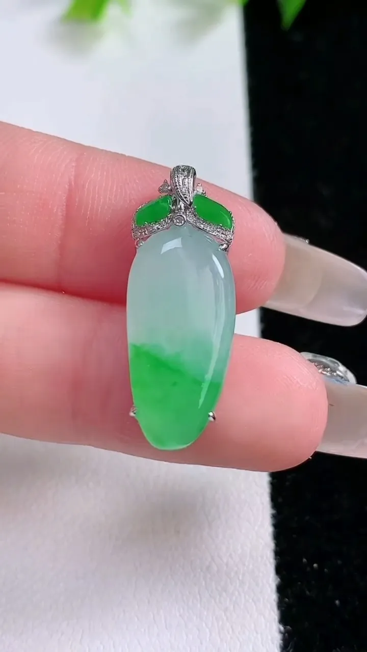 天然A货翡翠福瓜吊坠，尺寸21.5-10-5.4，重量:2.80g
2月1日