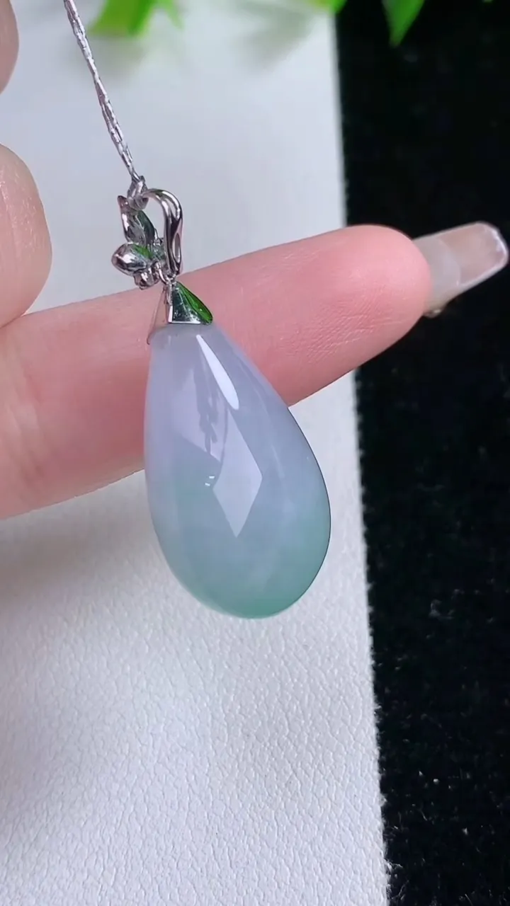 天然A货翡翠水滴吊坠，尺寸24-16-11，重量:7.12g
2月1日
