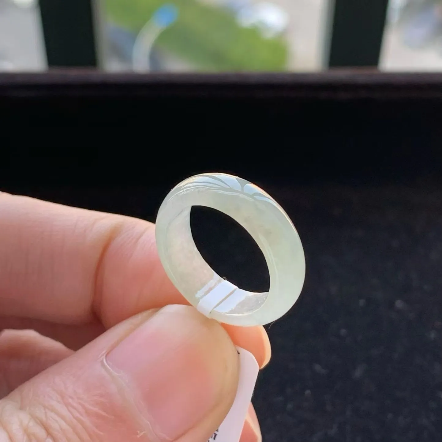 A货天然翡翠冰糯种冰蛋黄戒指11号
尺寸16.1-6-2.7mm
重量2.83