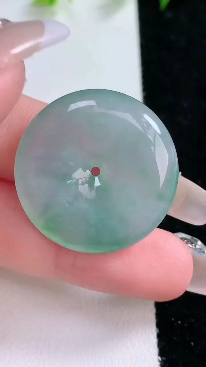 天然A货翡翠平安扣吊坠，尺寸27.5-5.4，重量:9.24g
2月1日