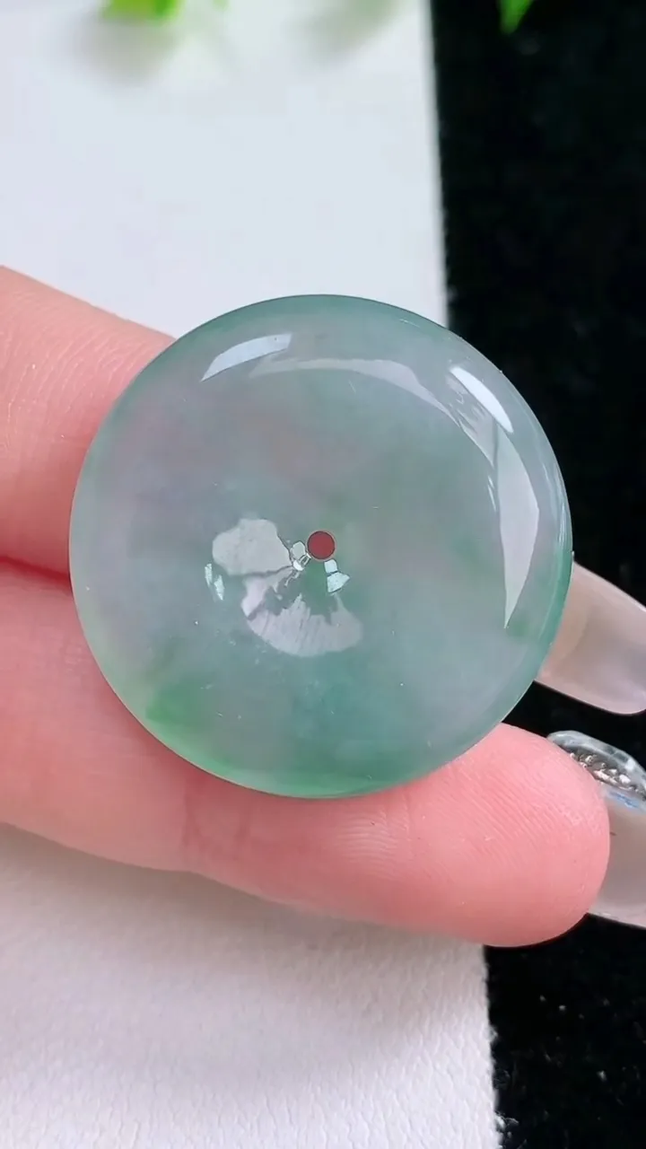 天然A货翡翠平安扣吊坠，尺寸27.5-5.4，重量:9.24g
2月1日