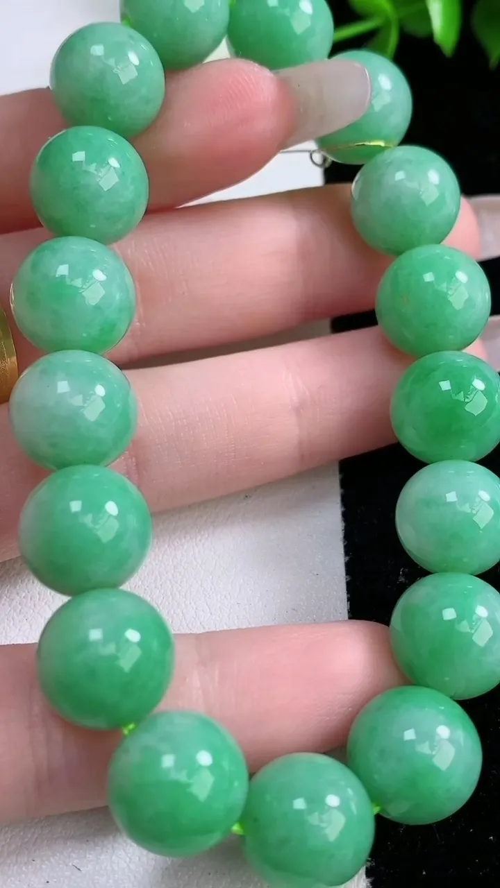 天然A货翡翠圆珠手串，尺寸11.6-17颗，重量:47.22g2月1日
工厂直销收藏佳品,种好水足，