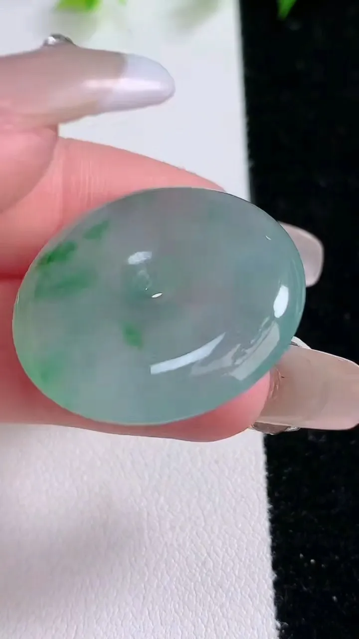 天然A货翡翠平安扣吊坠，尺寸27.5-5.4，重量:9.24g
2月1日