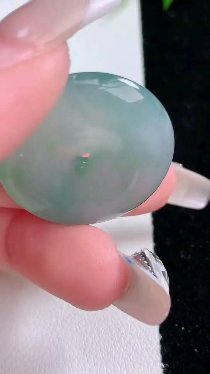 天然A货翡翠平安扣吊坠，尺寸27.5-5.4，重量:9.24g
2月1日