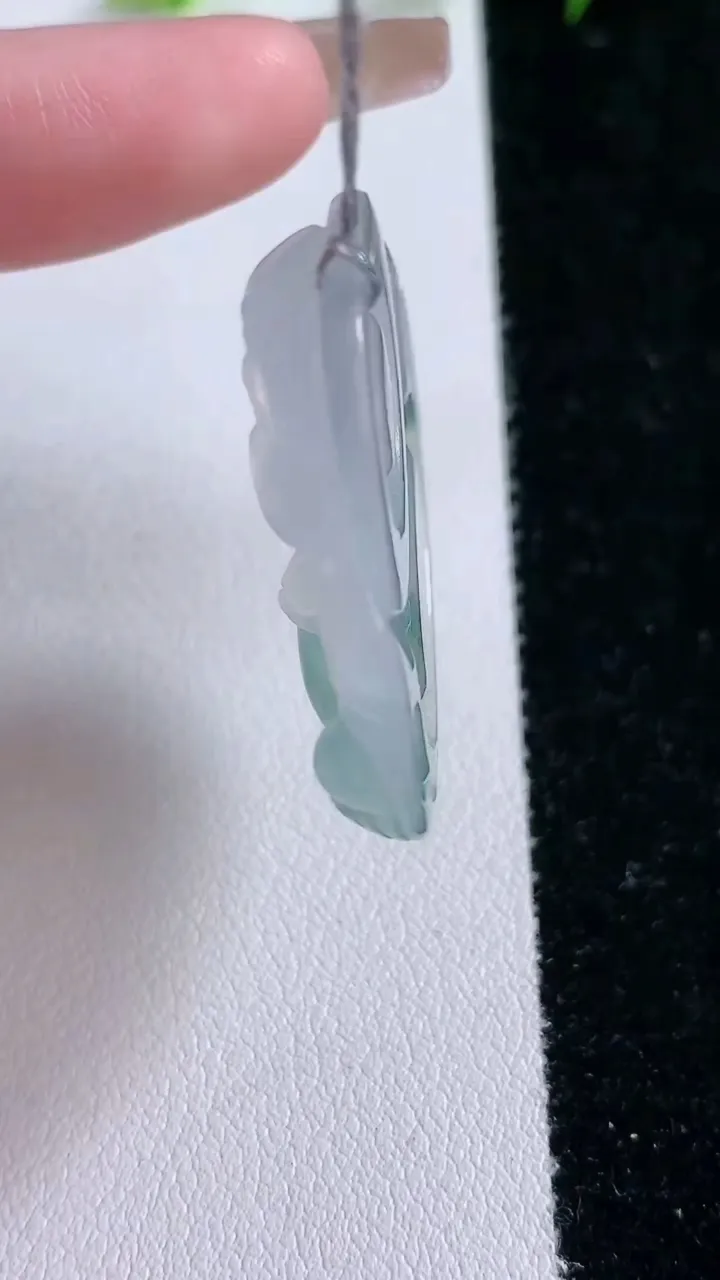 天然A货翡翠种飘花佛公吊坠，尺寸31-33-6.3，重量:10.28g
2月1日