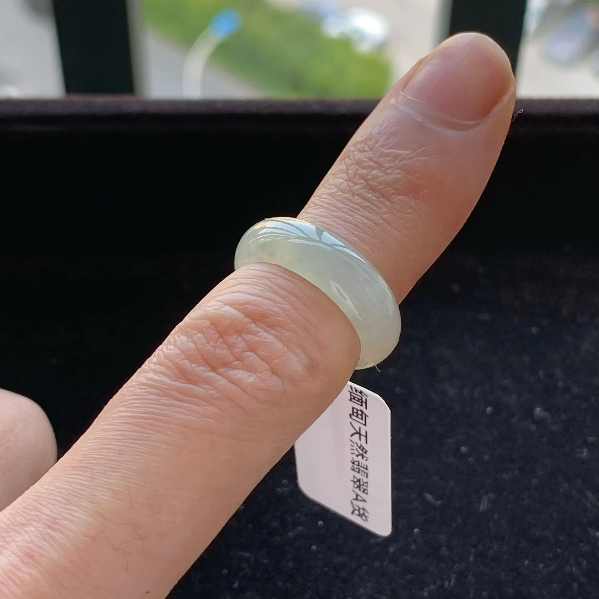 A货天然翡翠冰糯种冰蛋黄戒指11号
尺寸16.1-6-2.7mm
重量2.83