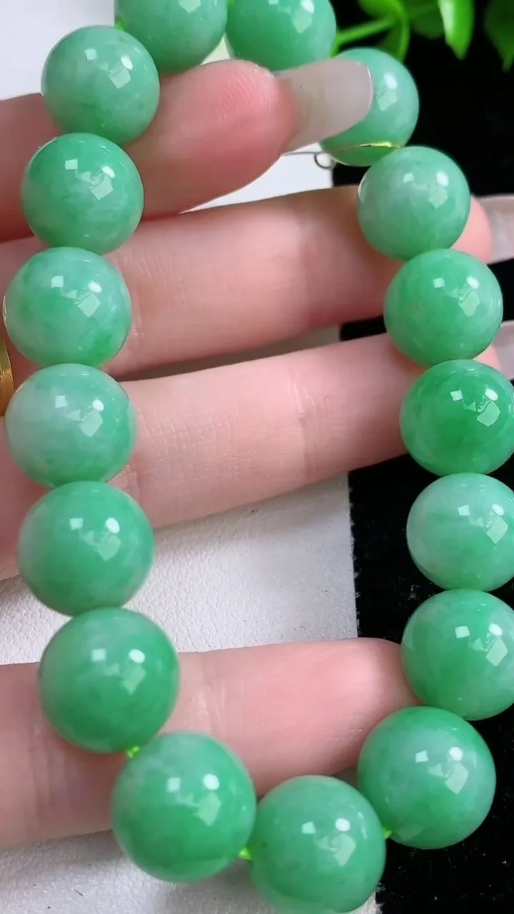 天然A货翡翠圆珠手串，尺寸11.6-17颗，重量:47.22g2月1日
工厂直销收藏佳品,种好水足，色泽均匀，有种有色，上手高大气！