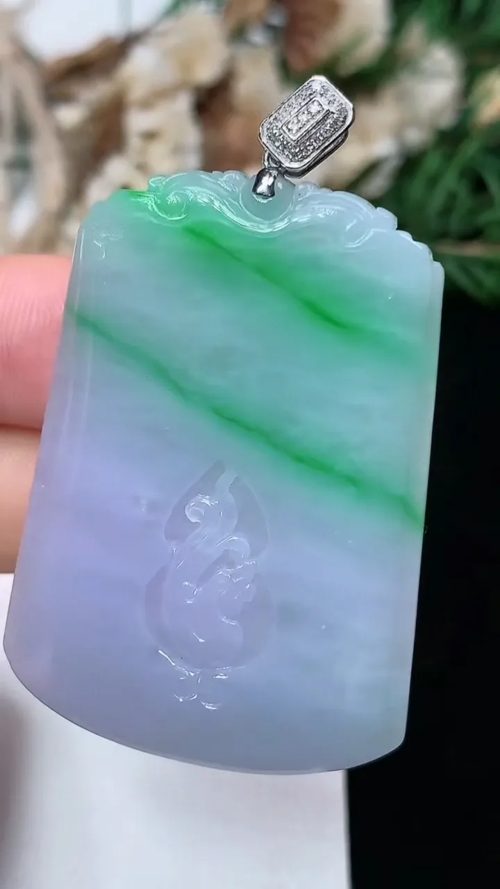 天然A货翡翠k金春带彩 紫罗兰龙牌吊坠，尺寸43-31.4-5，重量:18.37g
2月2日