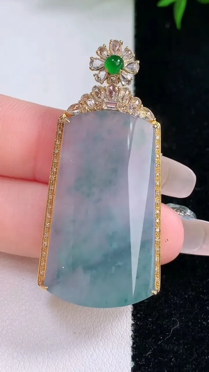 天然A货翡翠种飘花无事牌吊坠，尺寸49.8-23.4-8.8，裸石35.2-21.4重量:12.46g
2月2日