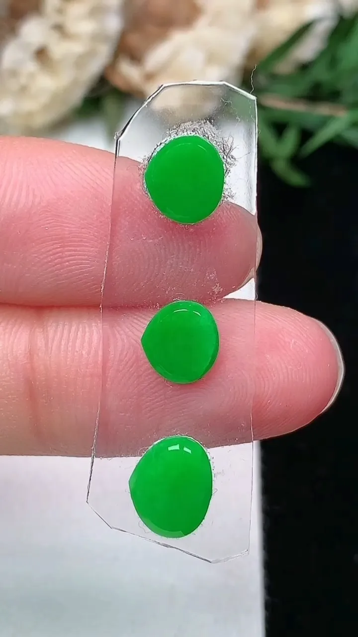 天然A货翡翠水滴镶嵌件一手，尺寸8-6.5-2.2，重量:0.98g
2月2日