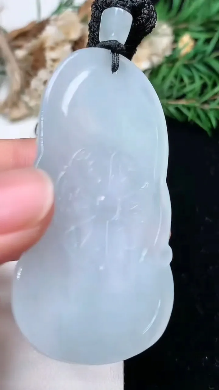 天然A货翡翠白冰千手观音吊坠，尺寸57.2-33.3-5.6，重量:23.54g
2月2日