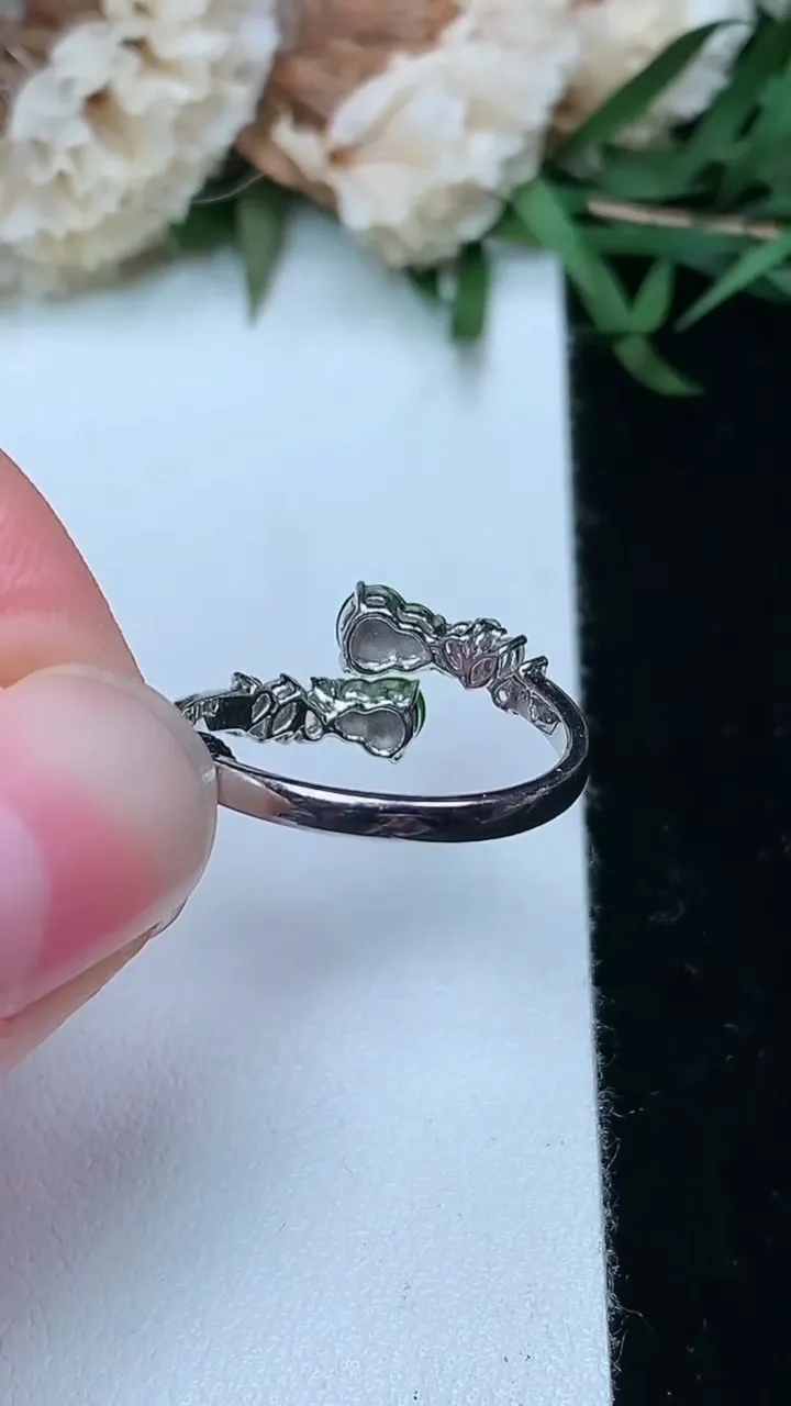 天然A货翡翠葫芦戒指，尺寸16.9-5-4，重量:1.97g2026年2月2日
工厂直销收藏佳品,种好水足，色泽均匀，有种有色，上手高大气！