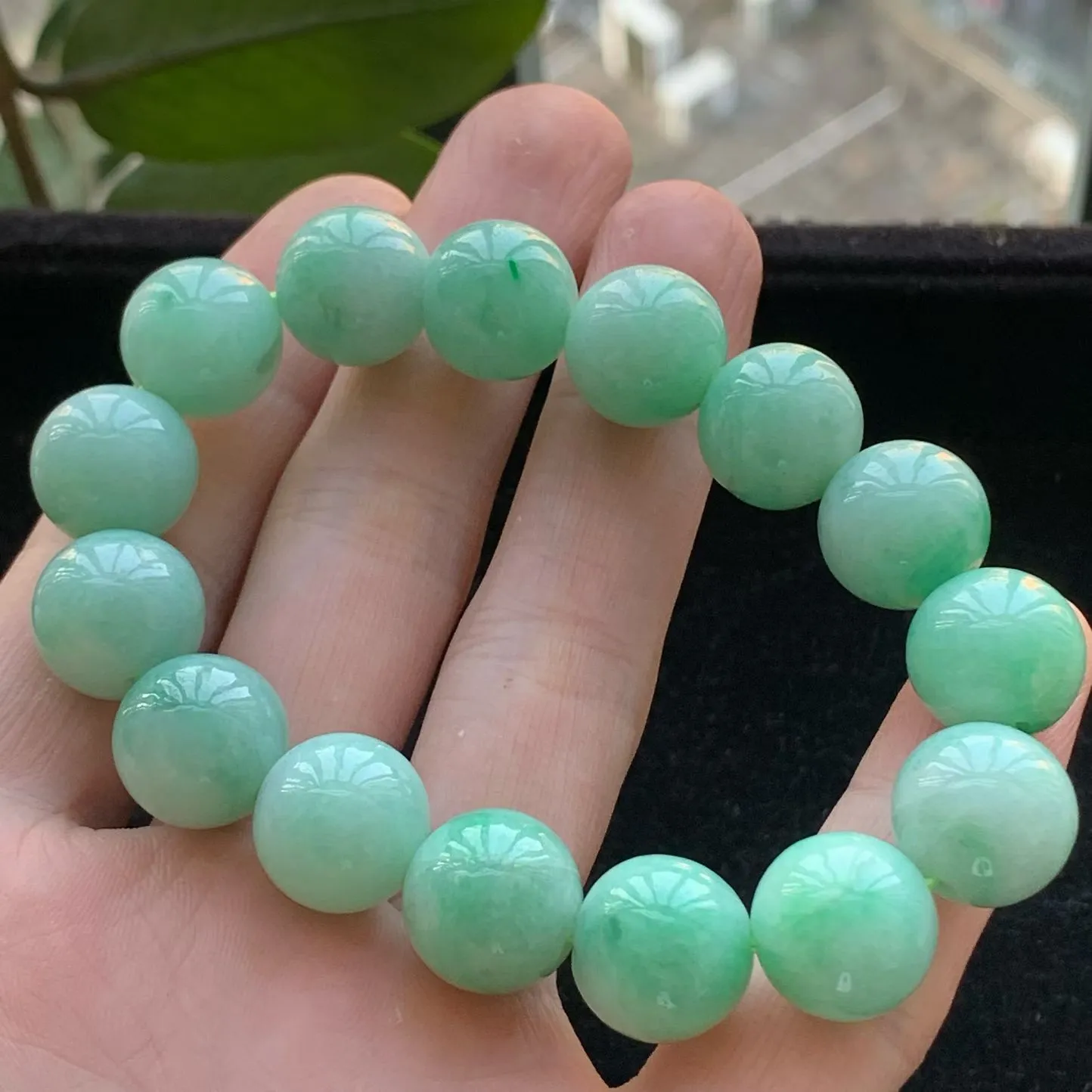 A货天然翡翠冰糯种满绿手串14颗重量71.59
2月2日