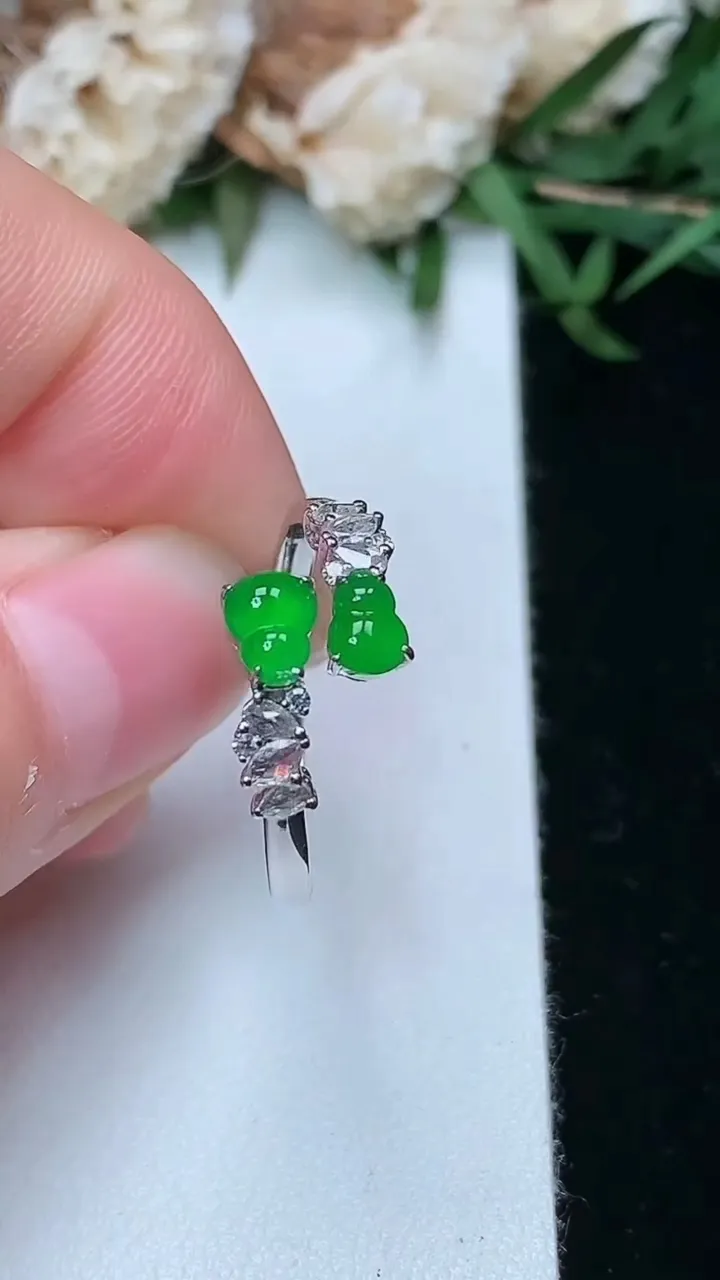 天然A货翡翠葫芦戒指，尺寸16.9-5-4，重量:1.97g2026年2月2日
工厂直销收藏佳品,种好水足，色泽均匀，有种有色，上手高大气！
