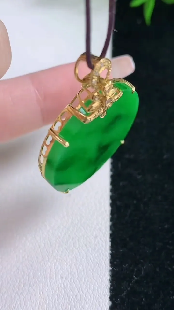 天然A货翡翠无事牌吊坠，尺寸27.2-4.6，重量:7.05g
2月2日