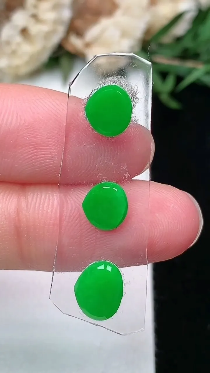 天然A货翡翠水滴镶嵌件一手，尺寸8-6.5-2.2，重量:0.98g
2月2日