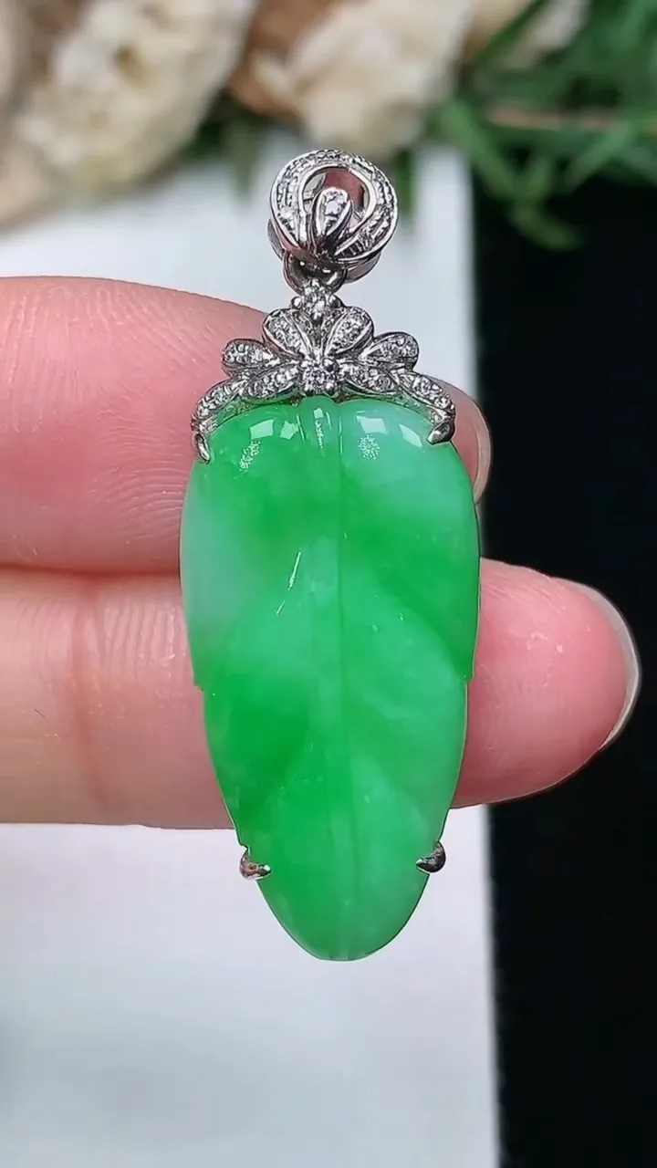 天然A货翡翠金枝玉叶 叶子吊坠，尺寸25.2-13-5.3，重量:4.01g
2月2日