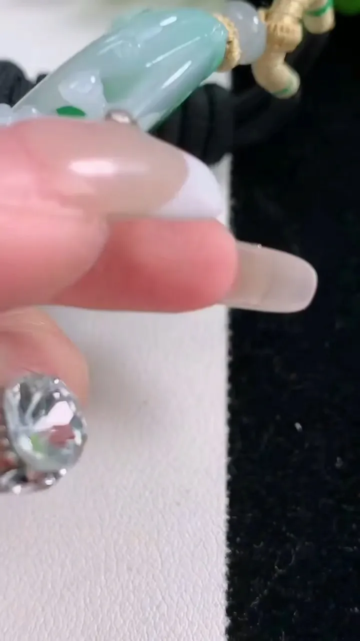 天然A货翡翠生肖羊吊坠，尺寸65.5-31.2-11，重量:49.44g
2月2日