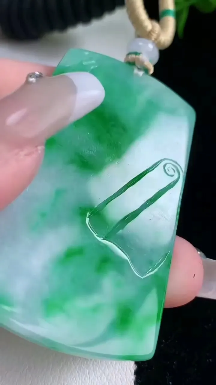 天然A货翡翠观音菩萨吊坠，尺寸56.6-35.3-4.5，重量:29.35g
2月2日