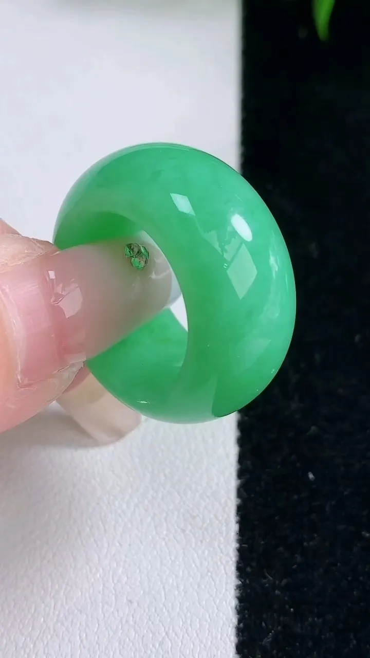 天然A货翡翠指环扳指，尺寸16.7-12-5.3，重量:12.77g2026年2月2日
工厂直销收藏