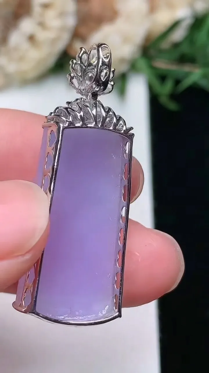 天然A货翡翠k金紫罗兰无事牌吊坠，尺寸25.2-12.4-7.7，重量:4.71g
2月2日