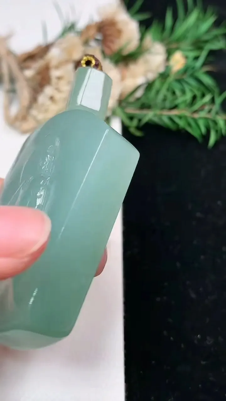 天然A货翡翠观音菩萨吊坠，尺寸53.6-36-12.7，重量:72.70g
2月2日