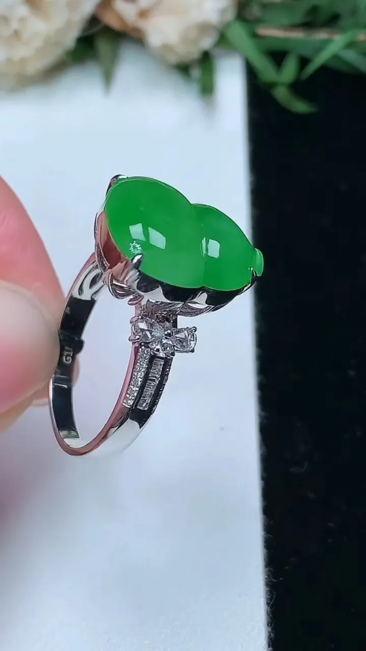 天然A货翡翠葫芦戒指，尺寸17-14.5-11.8，重量:4.48g2026年2月2日
工厂直销收藏佳品,种好水足，色泽均匀，有种有色，上手高大气！