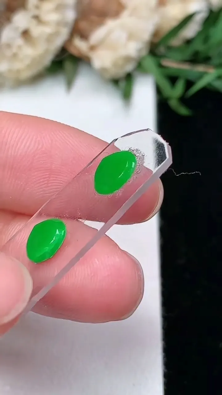 天然A货翡翠水滴镶嵌件一手，尺寸8-6.5-2.2，重量:0.98g
2月2日