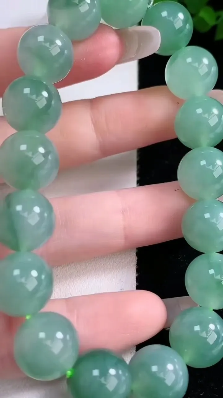 天然A货翡翠圆珠手串，尺寸12-17颗，重量:50.84g2月2日
工厂直销收藏佳品,种好水足，色泽均匀，有种有色，上手高大气！