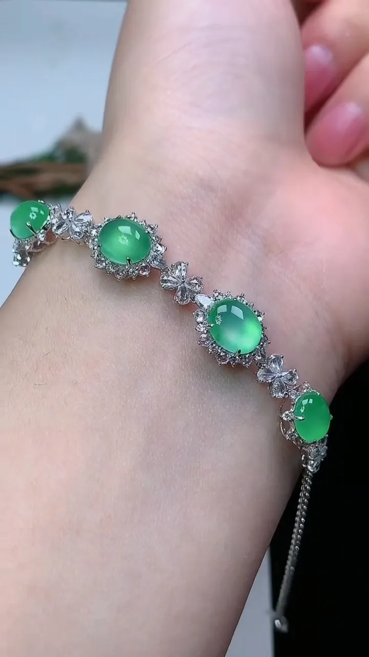 天然A货翡翠蛋面手链，尺寸7.9-6.8，重量:5.42g
2月2日