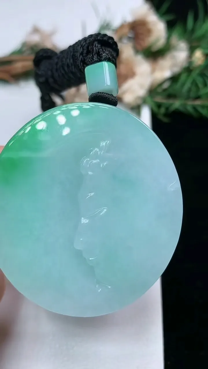 天然A货翡翠佛头吊坠，尺寸48.2-44.3-12.9，重量:75.74g
2月2日