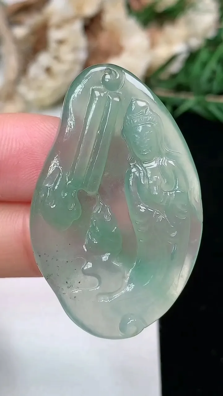 天然A货翡翠观音菩萨吊坠，尺寸40.3-25.5-5.2，重量:8.99g
2月2日