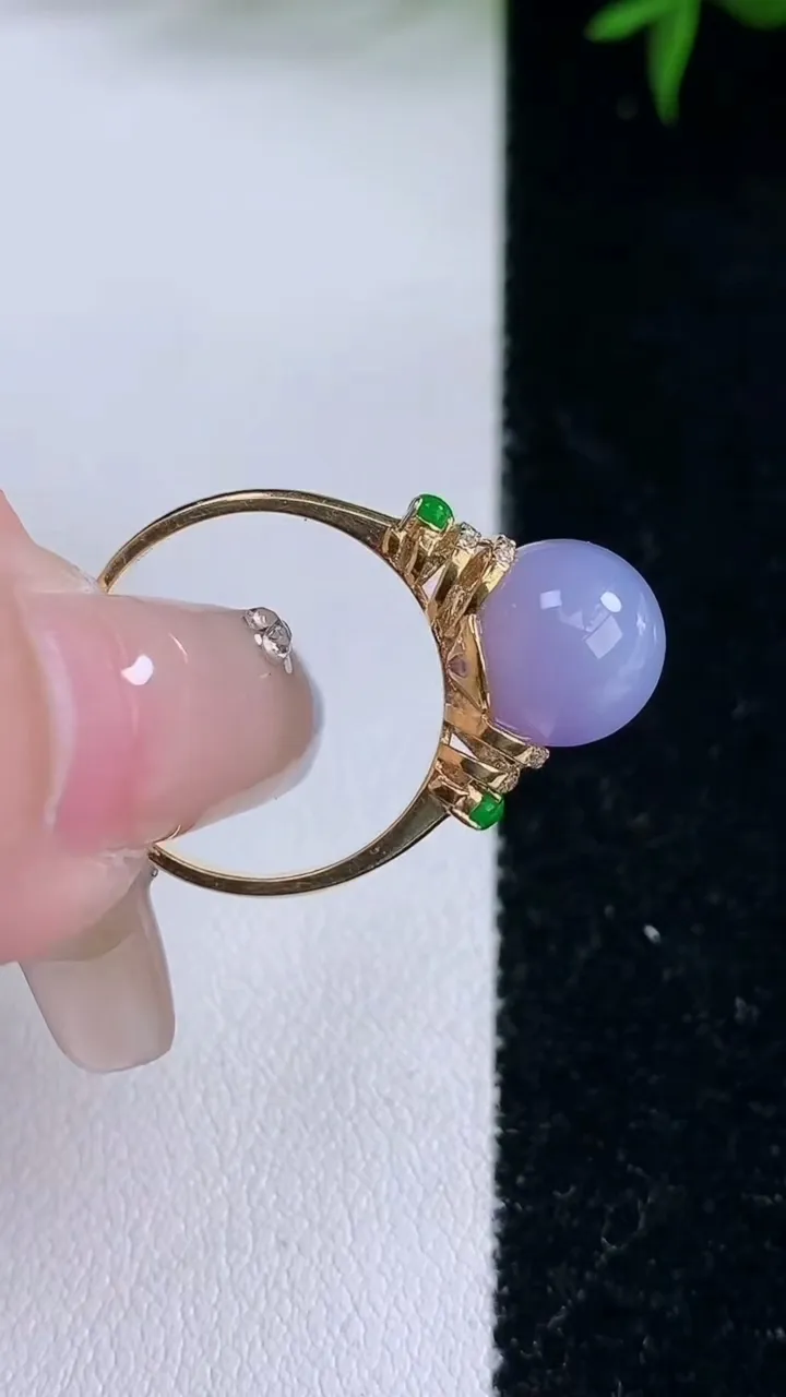 天然A货翡翠18K金紫罗兰圆珠戒指，尺寸17-9.4，重量:3.45g2026年2月2日
工厂直销收藏佳品,种好水足，色泽均匀，有种有色，上手高大气！