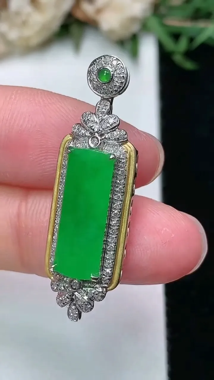 天然A货翡翠无事牌吊坠，尺寸34.9-10.7-5.9，裸石16.5-6，重量:2.80g
2月2日