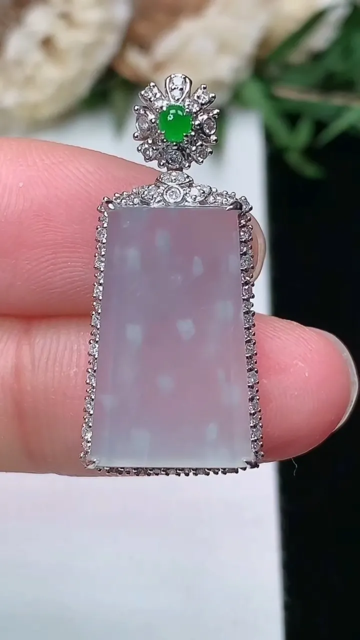 天然A货翡翠白冰无事牌吊坠，尺寸28.8-13.3-7，裸石17.9-11，重量:3.03g
2月2