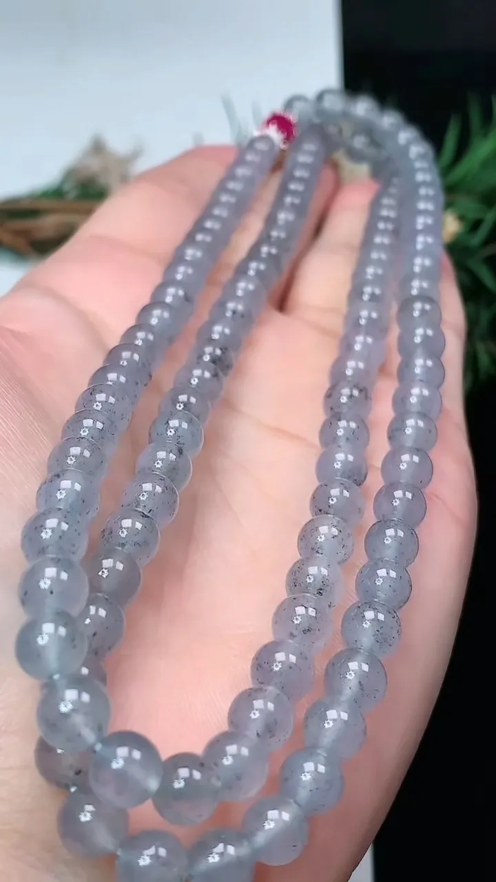 天然A货翡翠圆珠项链，尺寸6.4-108颗，重量:51.10g
2月2日