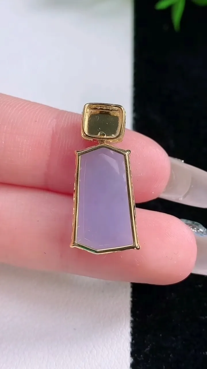 天然A货翡翠18K金紫罗兰无事牌吊坠，尺寸18.7-11.4-5.6，重量:3.13g
2月2日