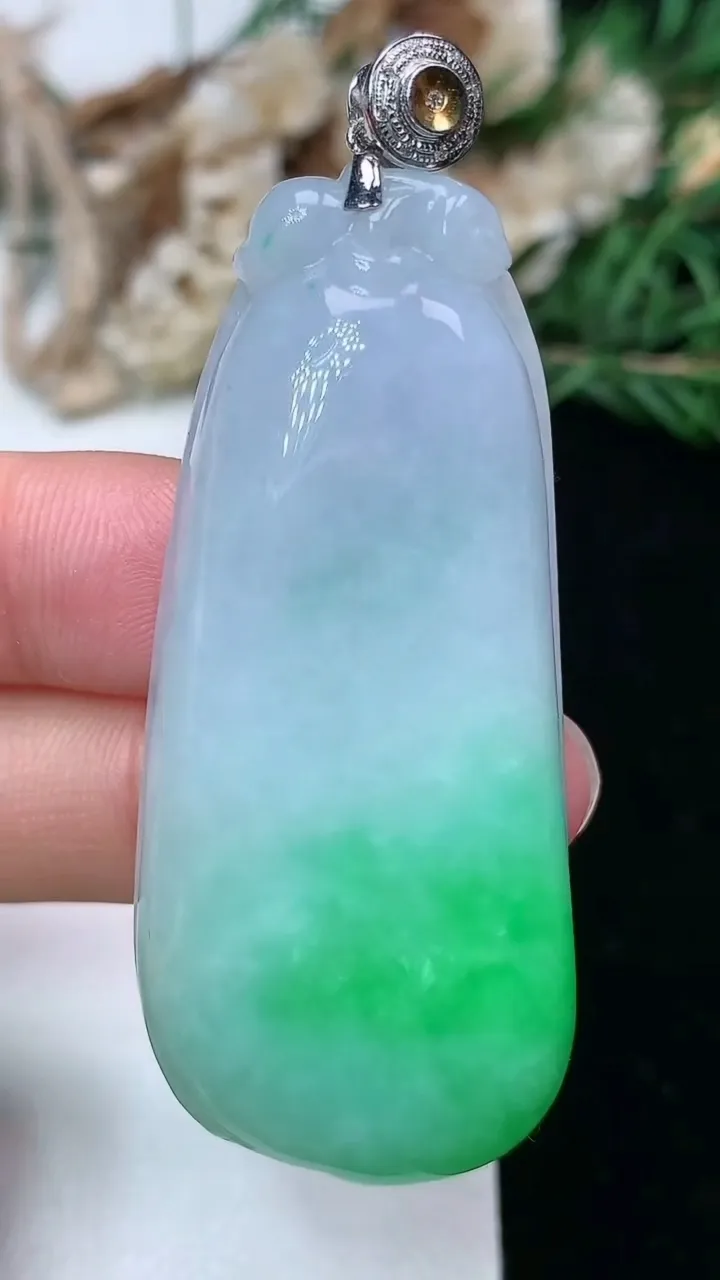 天然A货翡翠福瓜吊坠，尺寸52.4-23.8-9.2，重量:25.04g
2月2日
