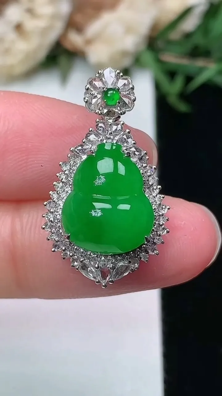 天然A货翡翠葫芦吊坠，尺寸25.5-14.9-11，裸石12.4-10.4，重量:3.83g
2月2