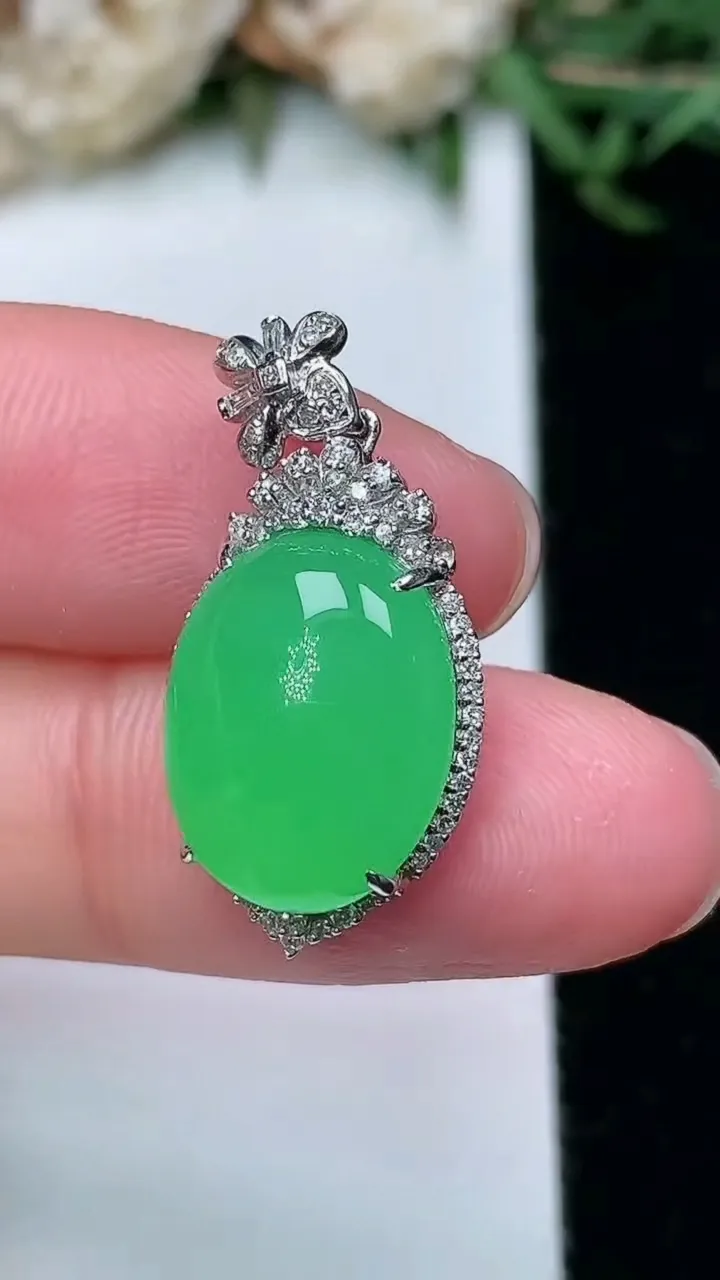 天然A货翡翠蛋面吊坠，尺寸25.8-12.4-8，裸石13.6-11，重量:3.15g
2月2日