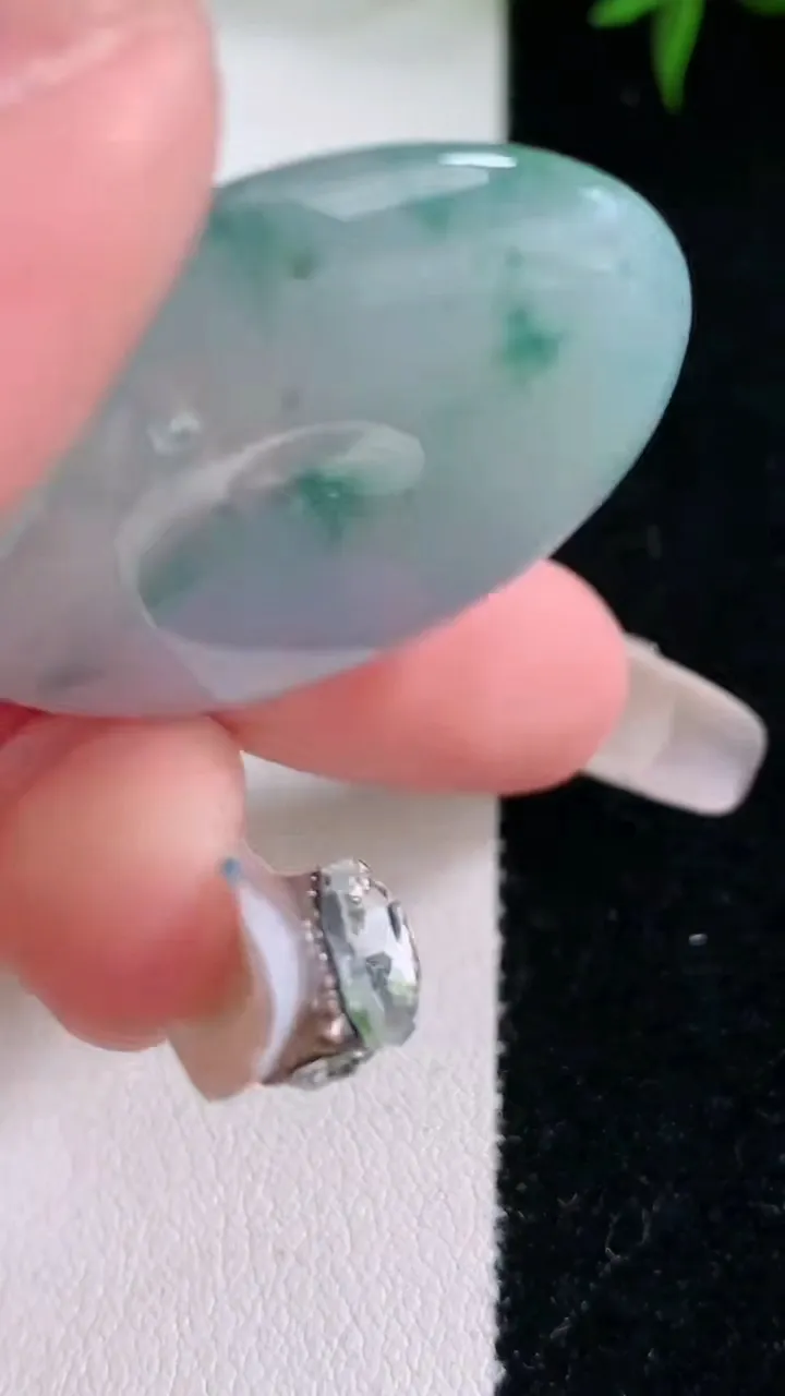 天然A货翡翠种飘花平安扣吊坠，尺寸35-5.7，重量:15.47g
2月2日