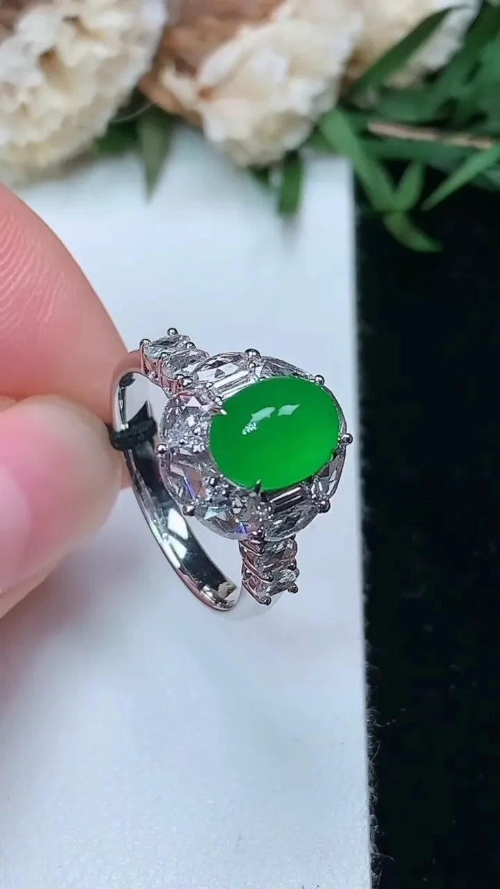 天然A货翡翠蛋面戒指，尺寸17-8.2-6.4，重量:4.18g2026年2月2日
工厂直销收藏佳品