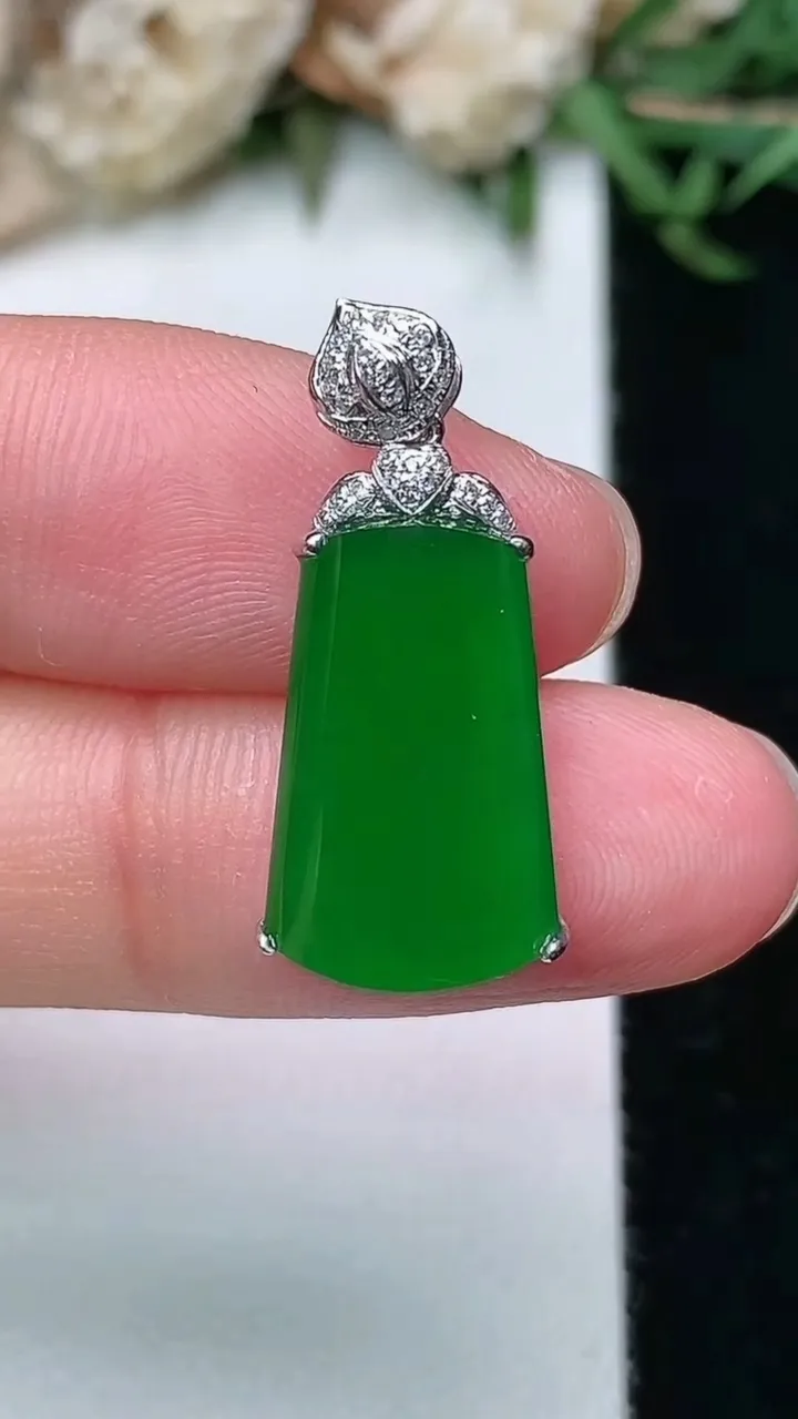 天然A货翡翠无事牌吊坠，尺寸16.2-10-5.6，重量:2.23g
2月2日