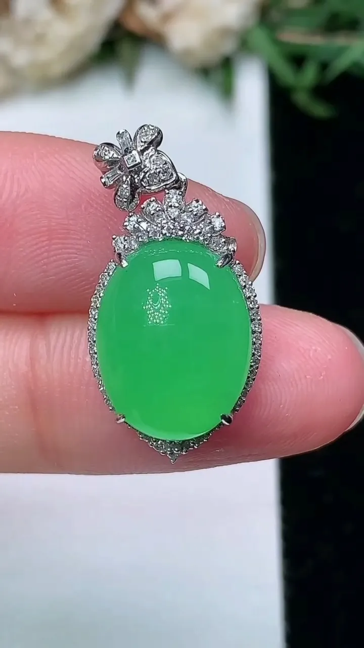 天然A货翡翠蛋面吊坠，尺寸25.8-12.4-8，裸石13.6-11，重量:3.15g
2月2日