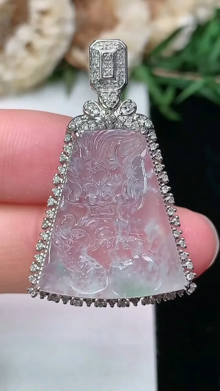 天然A货翡翠龙牌吊坠，尺寸35.5-22.6-8.3，裸石21.6-18.5，重量:5.90g
2月