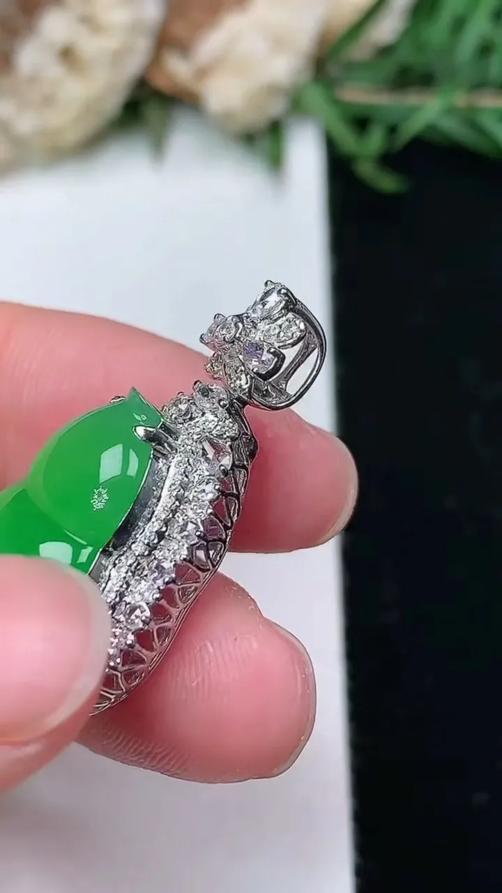 天然A货翡翠葫芦吊坠，尺寸30.8-17-11，裸石17.2-12.2，重量:5.30g
2月2日，重量:5.30g