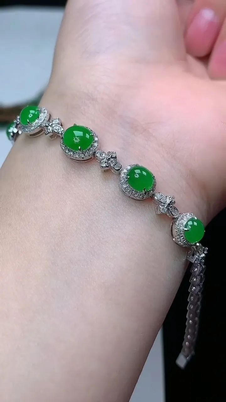 天然A货翡翠蛋面手链，尺寸6.6-5.8，重量:7.95g
2月2日