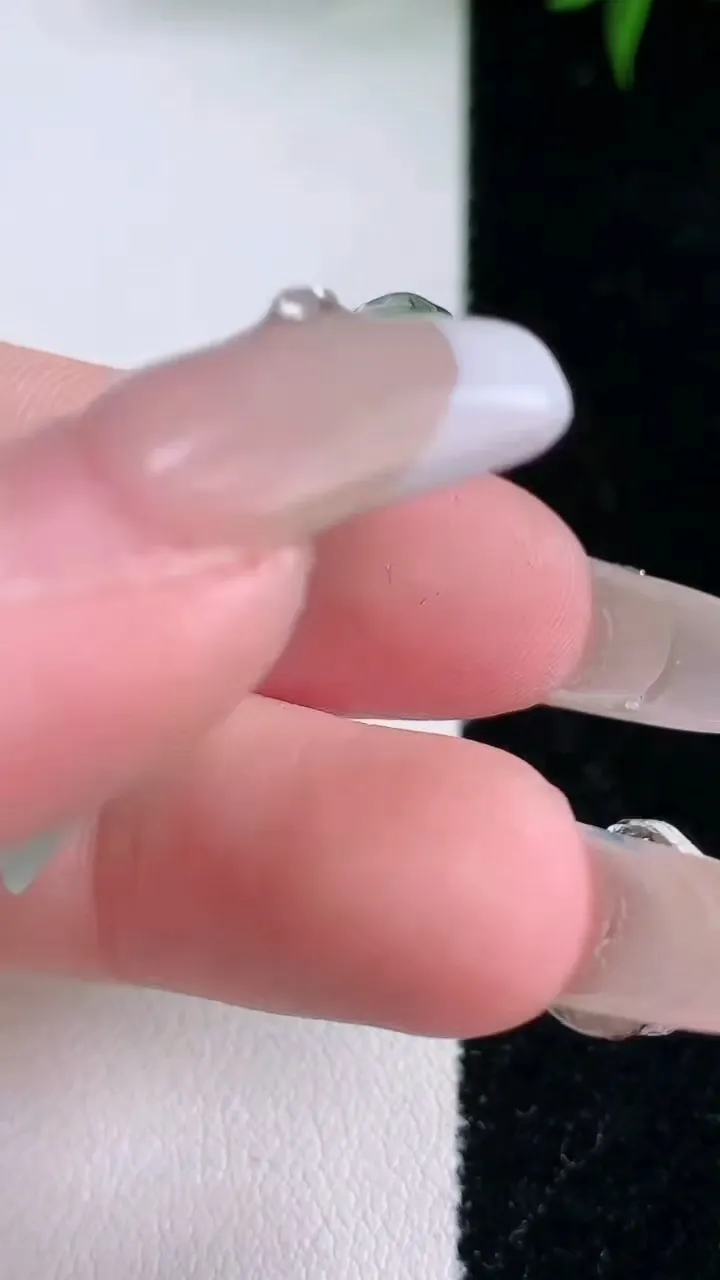 天然A货翡翠种飘花福豆镶嵌件，尺寸32.8-18.7-5.7，重量:6.34g
2月2日